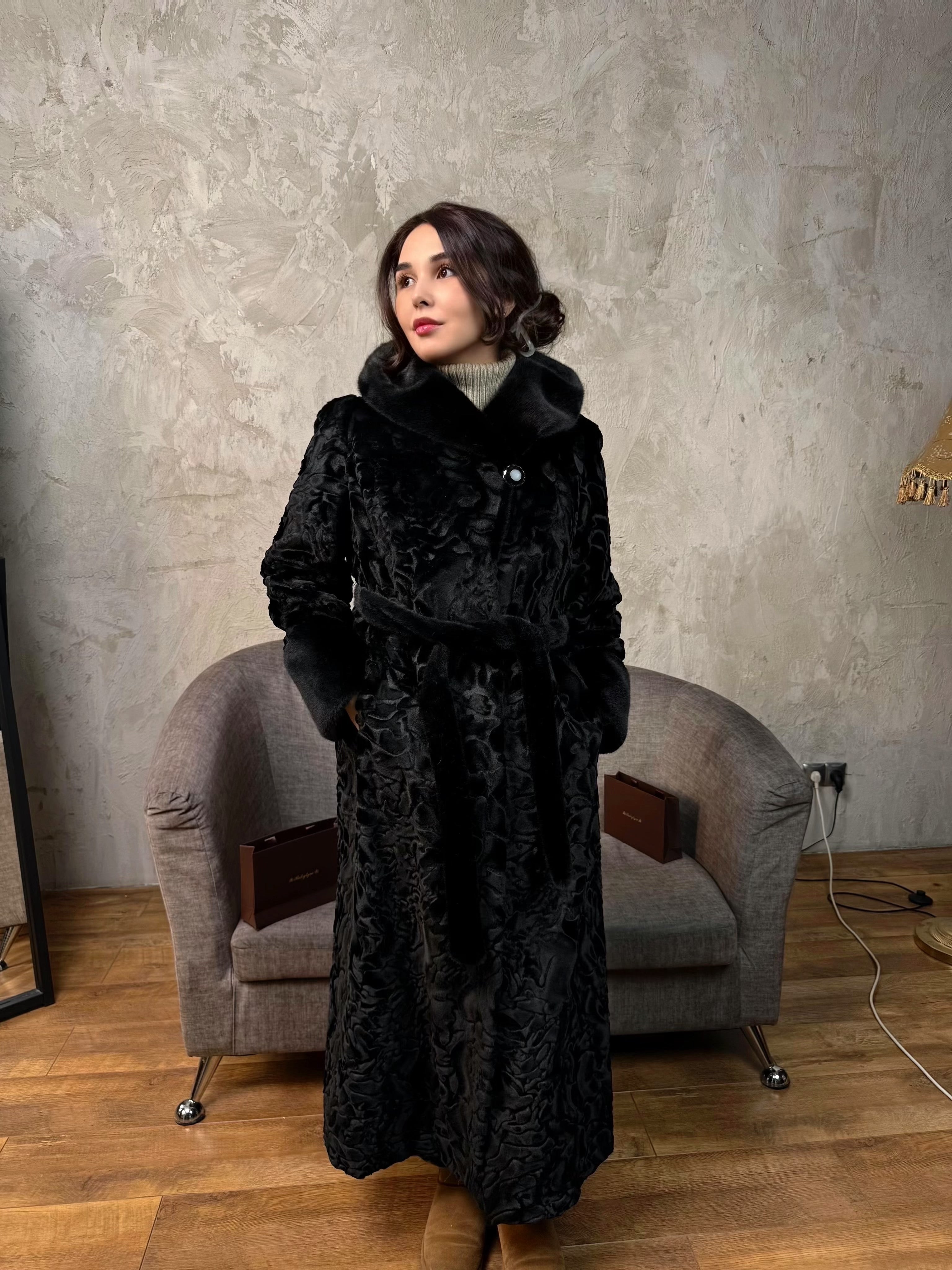 длинная под каракуль черная с капюшоном
