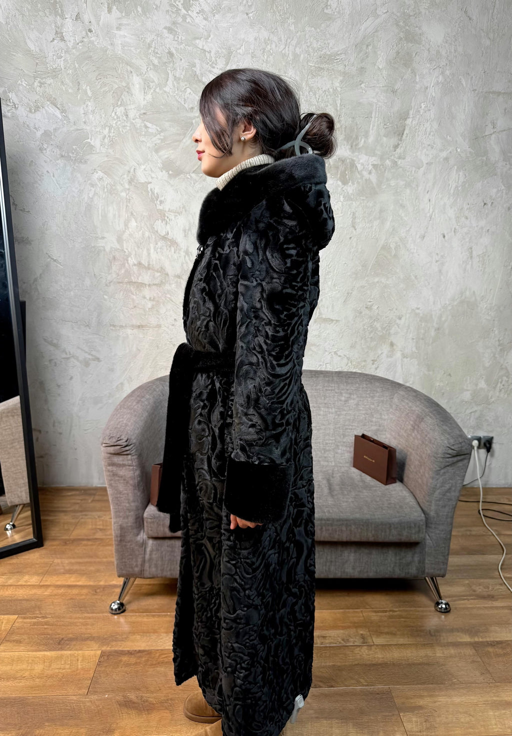 длинная под каракуль черная с капюшоном