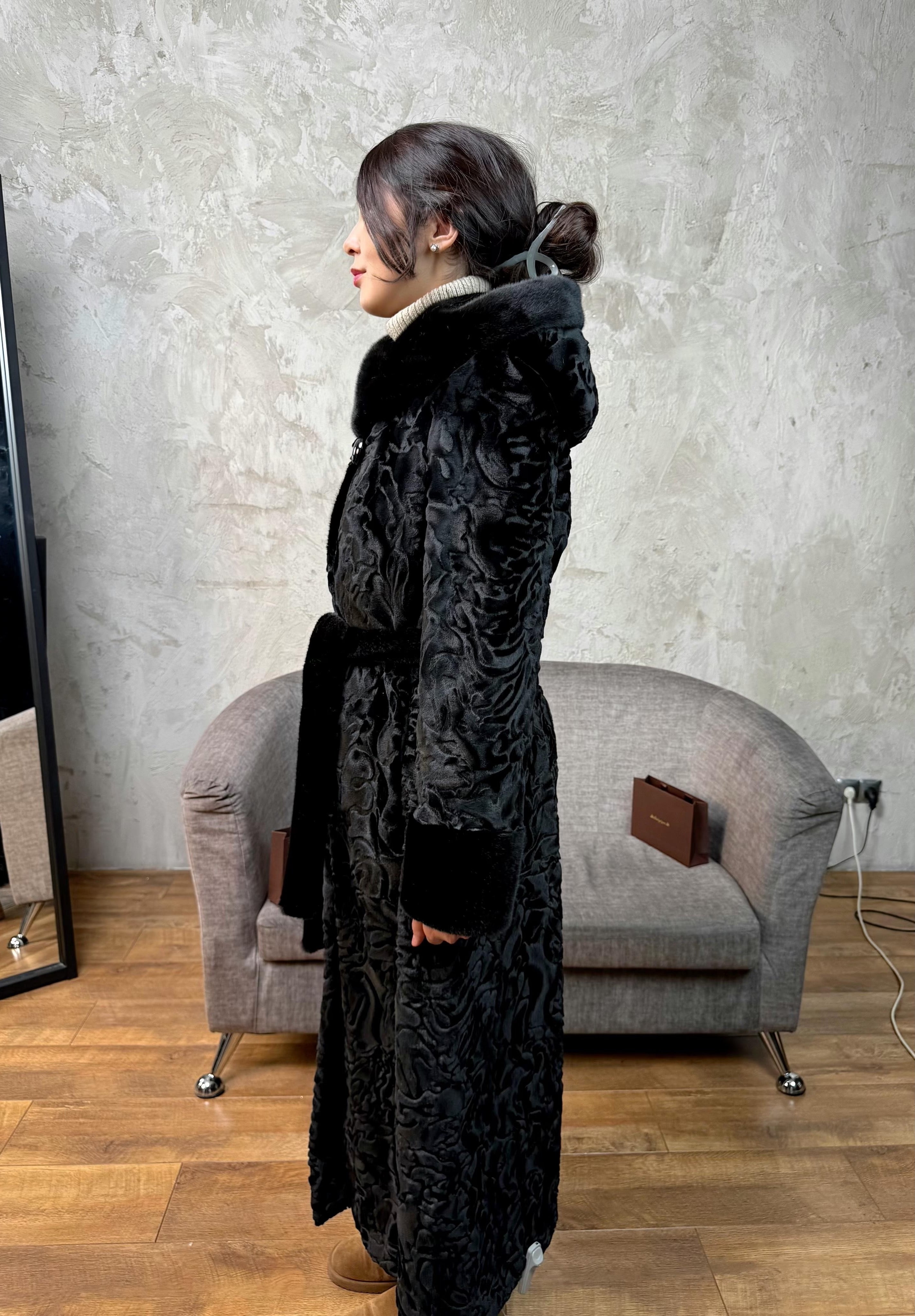 длинная под каракуль черная с капюшоном