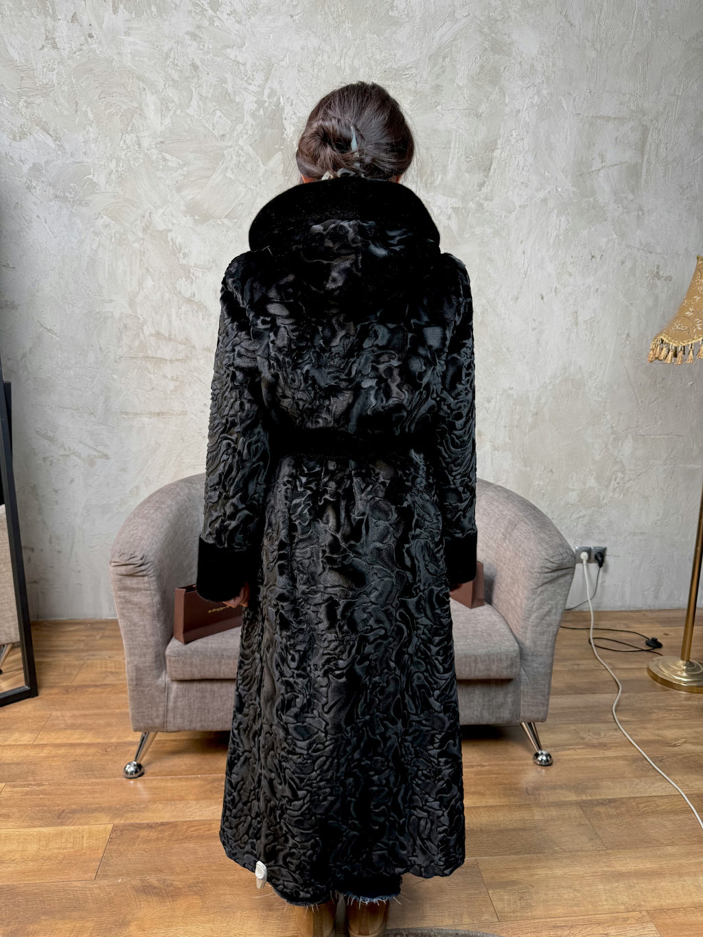 длинная под каракуль черная с капюшоном