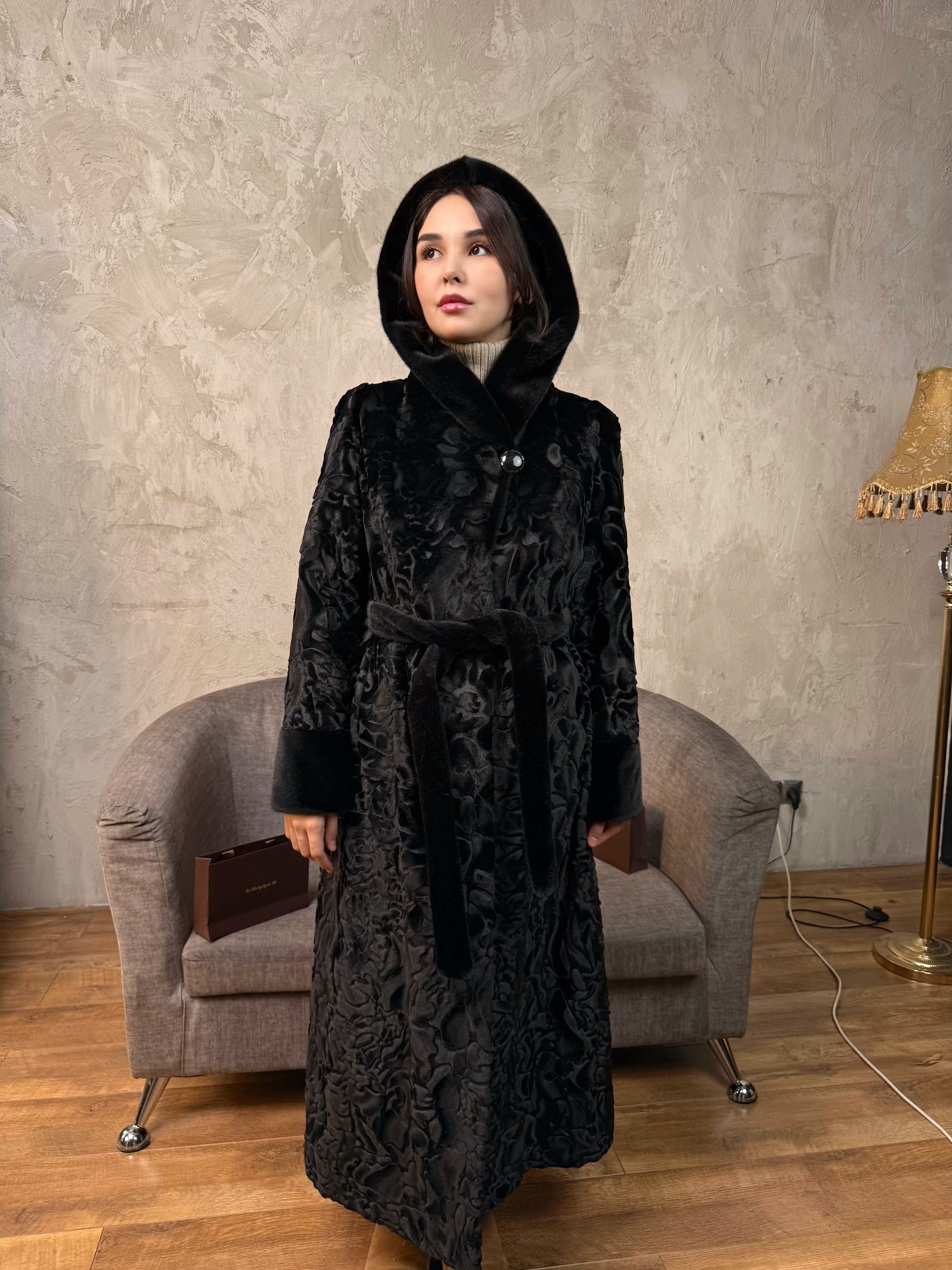 длинная под каракуль черная с капюшоном