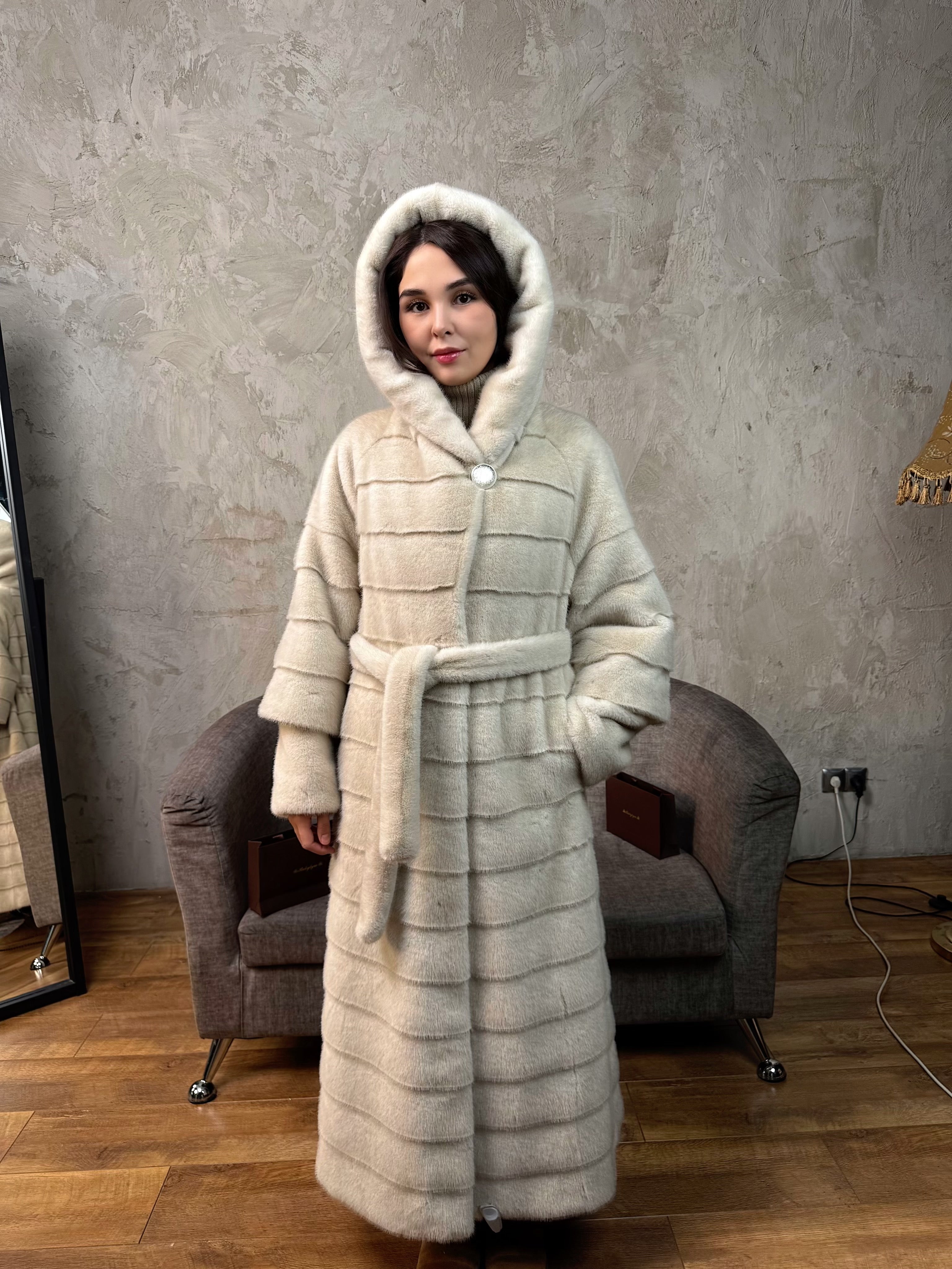 длинная шуба сьемный рукав с капюшоном