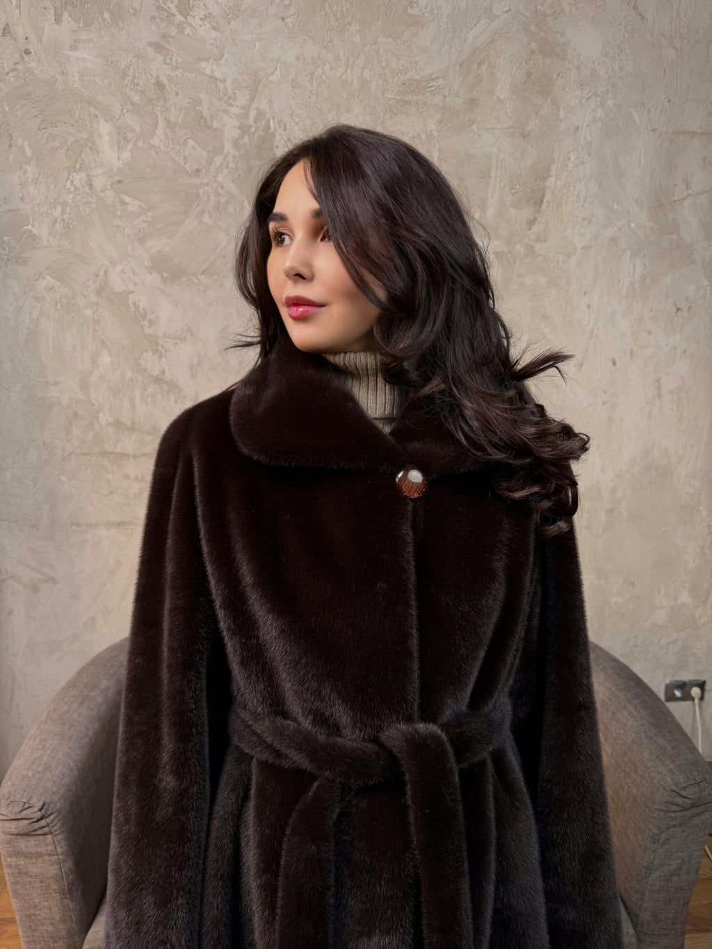 длинная коричневая без капюшона