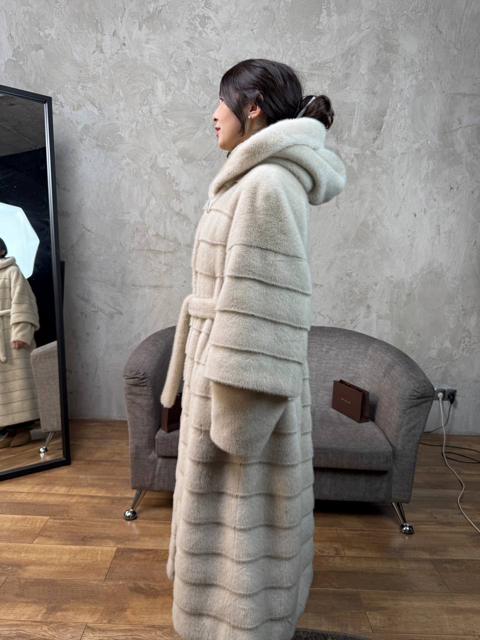 длинная шуба сьемный рукав с капюшоном