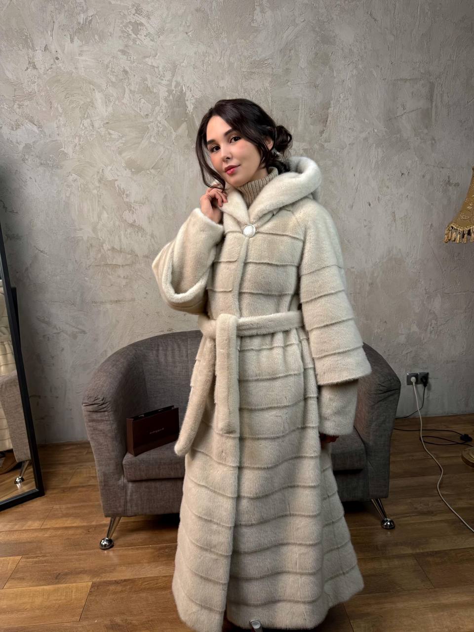 длинная шуба сьемный рукав с капюшоном