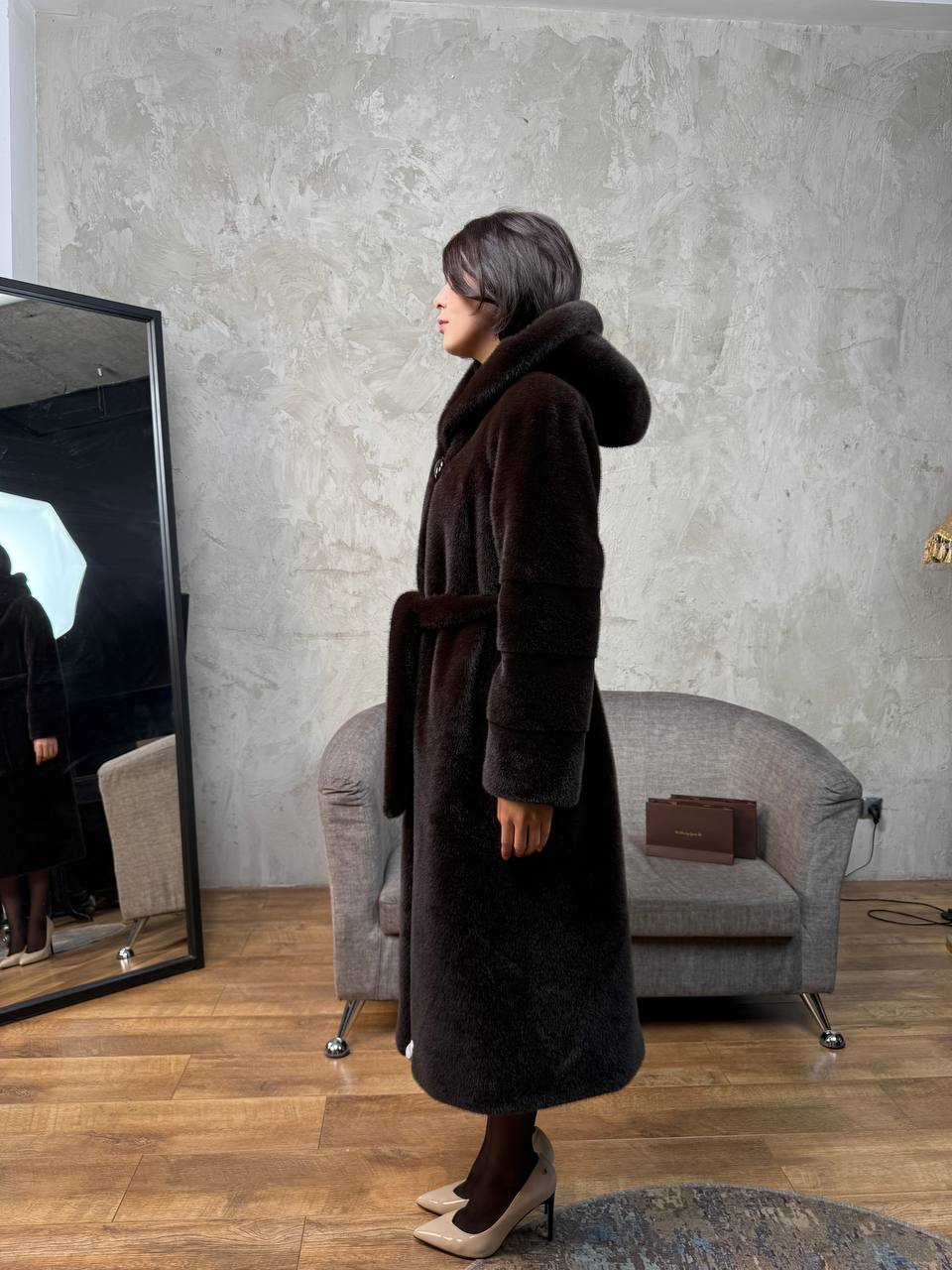 длинная коричневая с капюшоном