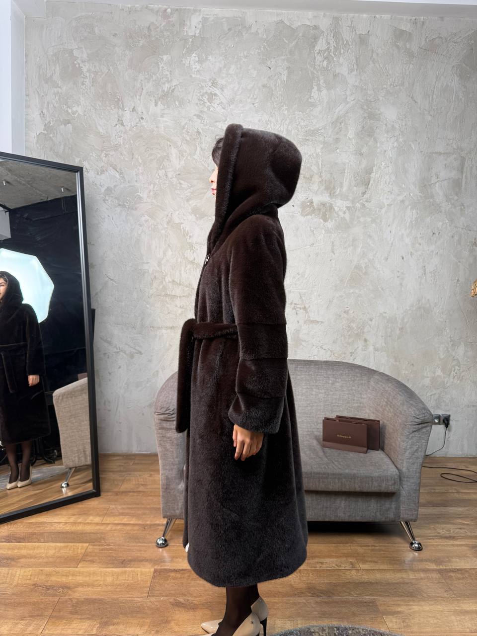 длинная коричневая с капюшоном