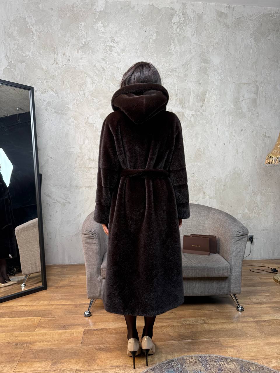 длинная коричневая с капюшоном