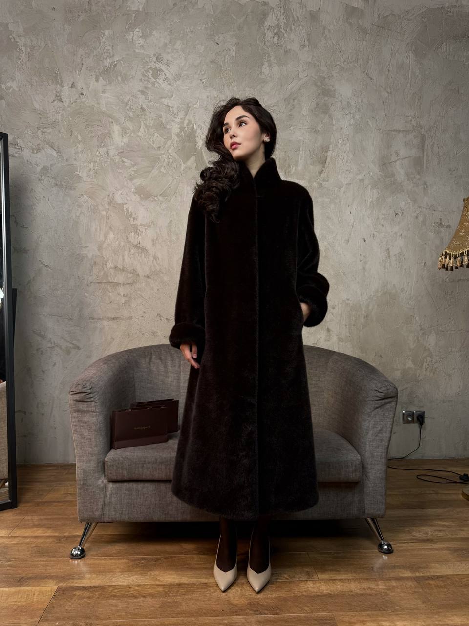 длинная коричневая без капюшона