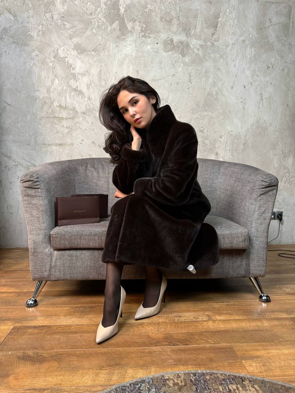 длинная коричневая без капюшона