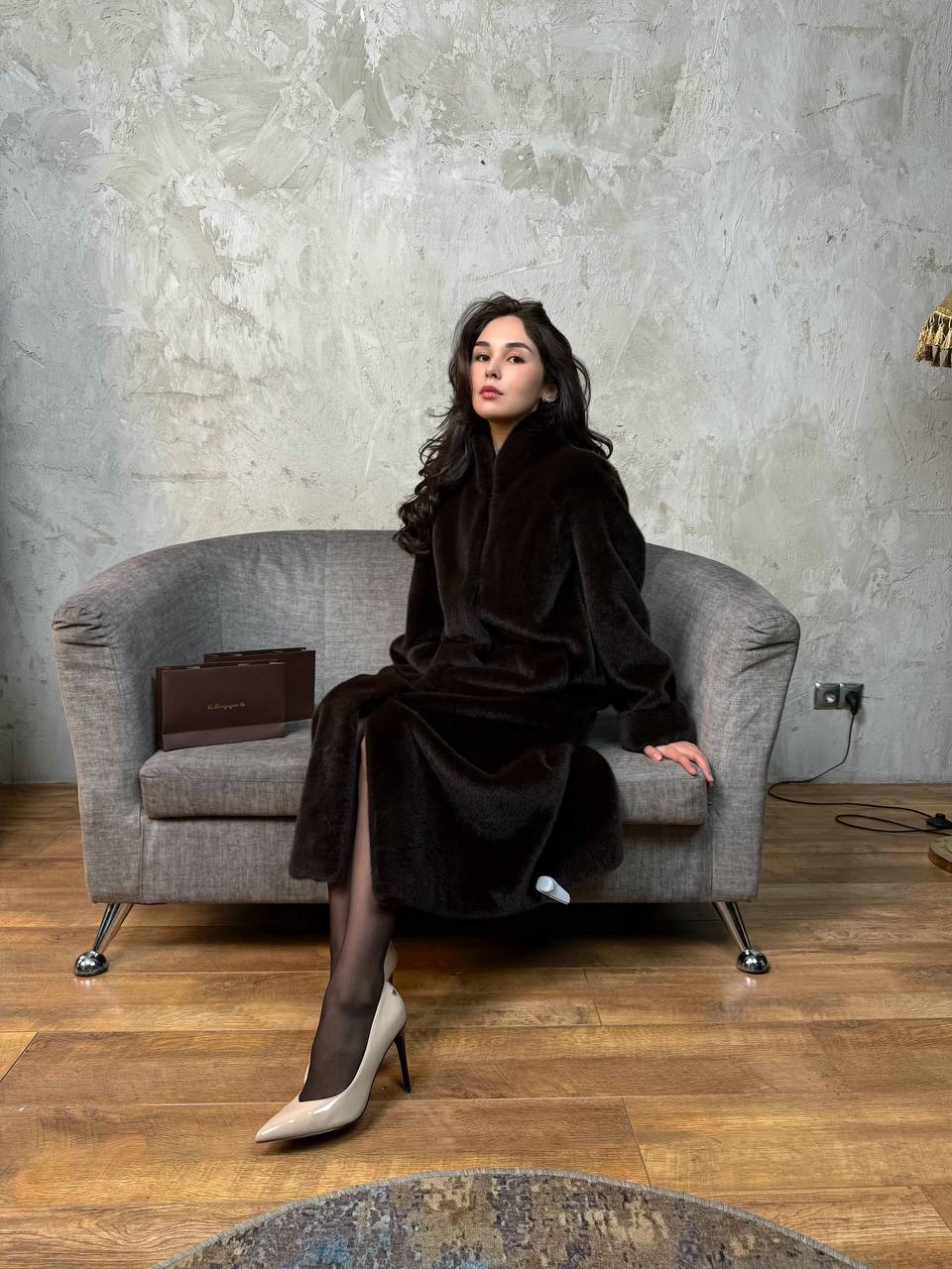 длинная коричневая без капюшона