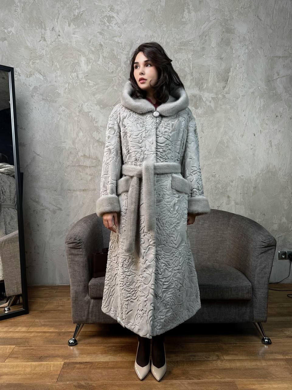 длинная серая под каракуль с капюшоном