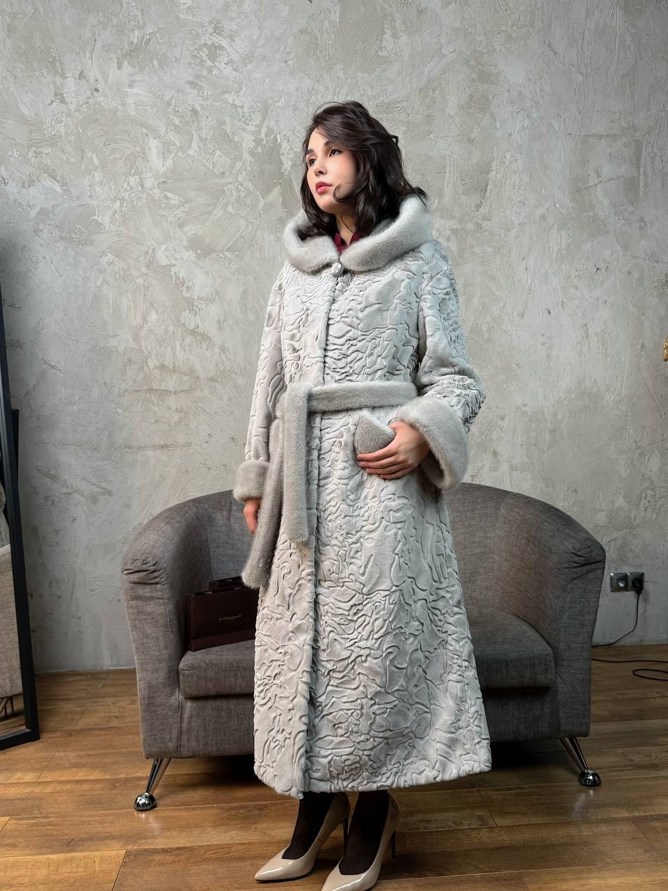 длинная серая под каракуль с капюшоном