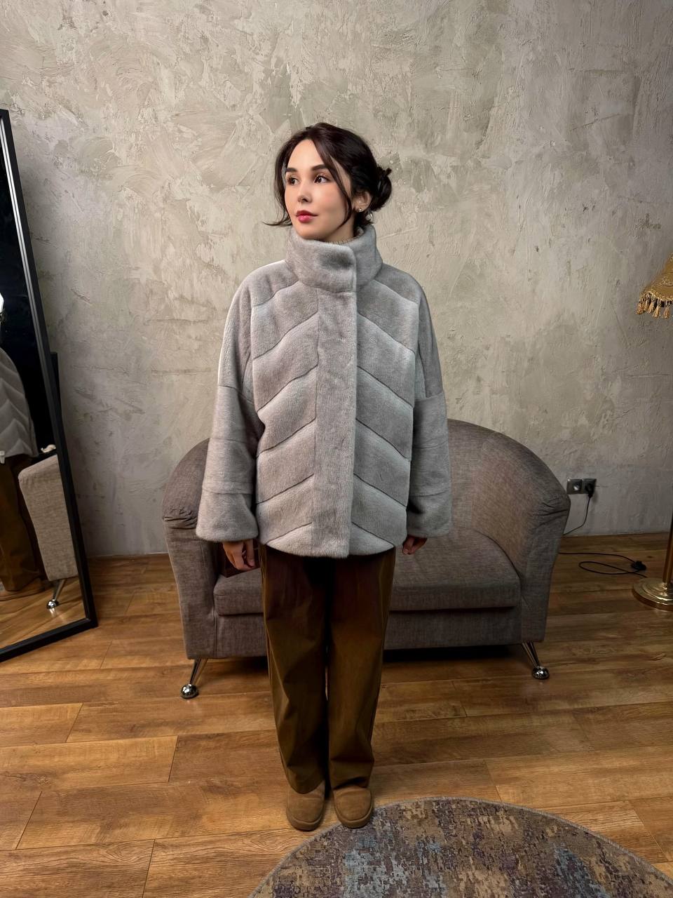 короткая серая автоледи