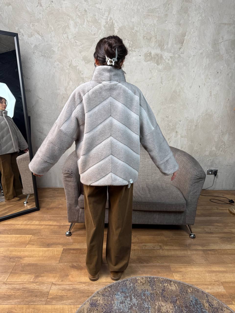 короткая серая автоледи