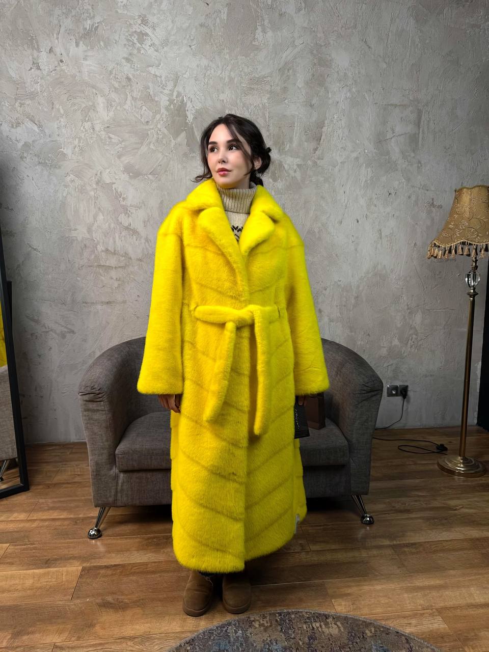 длинная желтая шуба