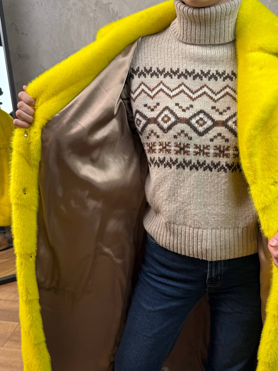 длинная желтая шуба