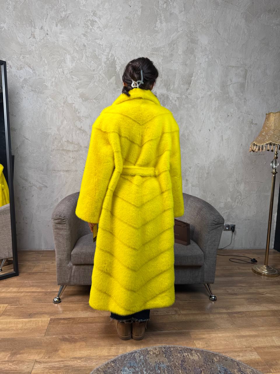 длинная желтая шуба
