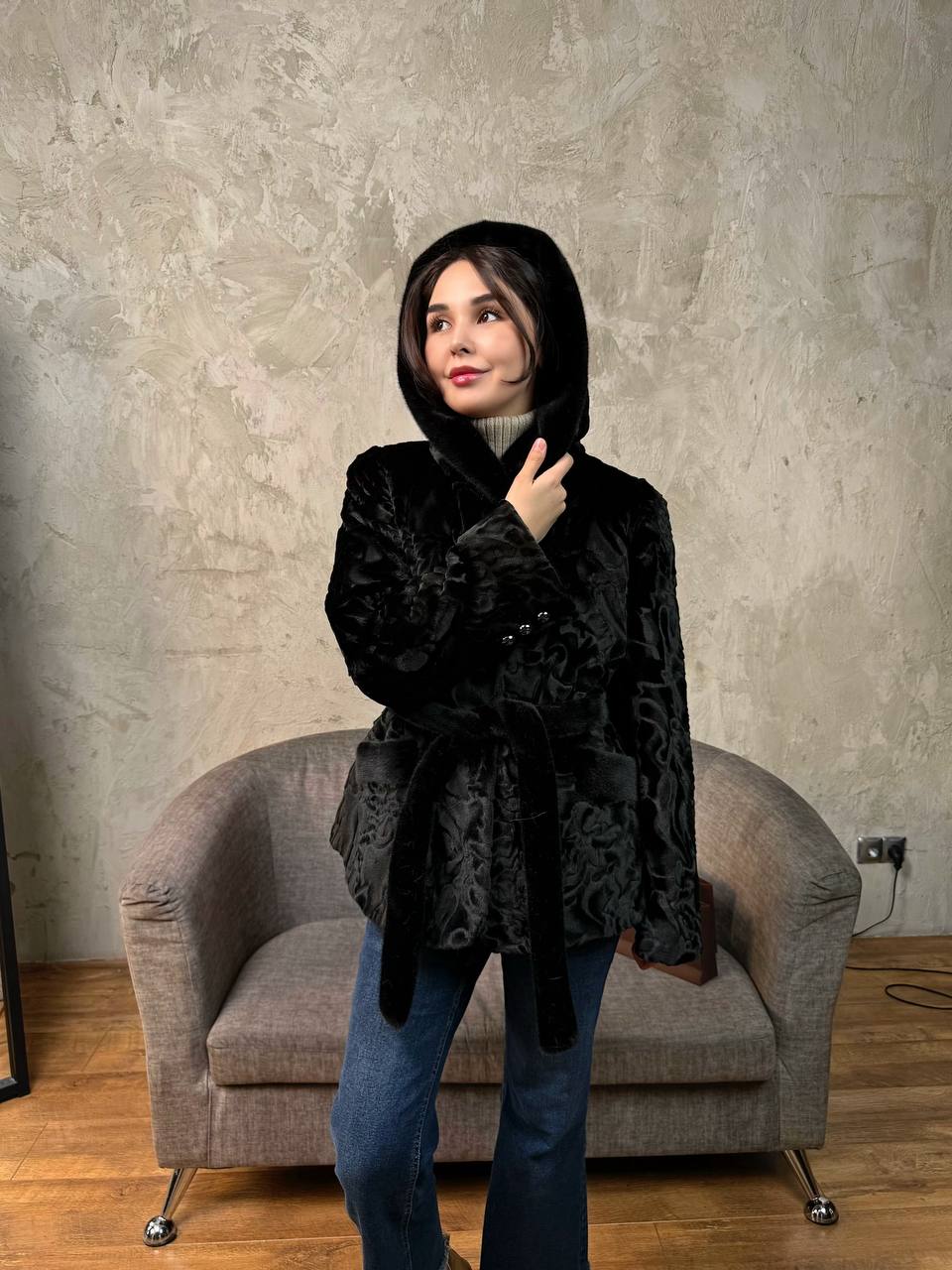 под каракуль черная короткая с капюшоном