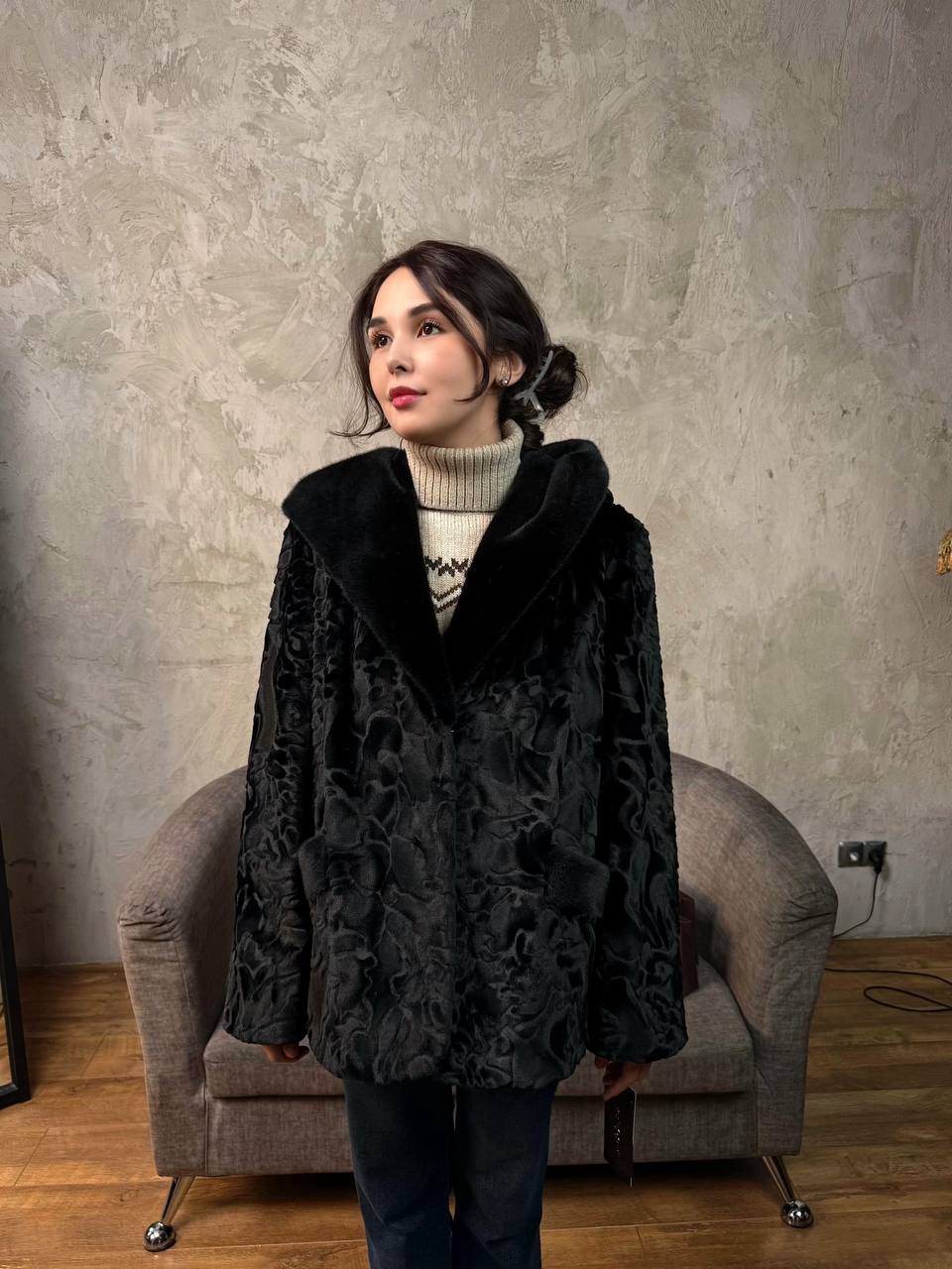 под каракуль черная короткая с капюшоном