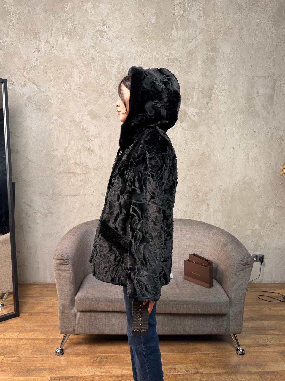 под каракуль черная короткая с капюшоном