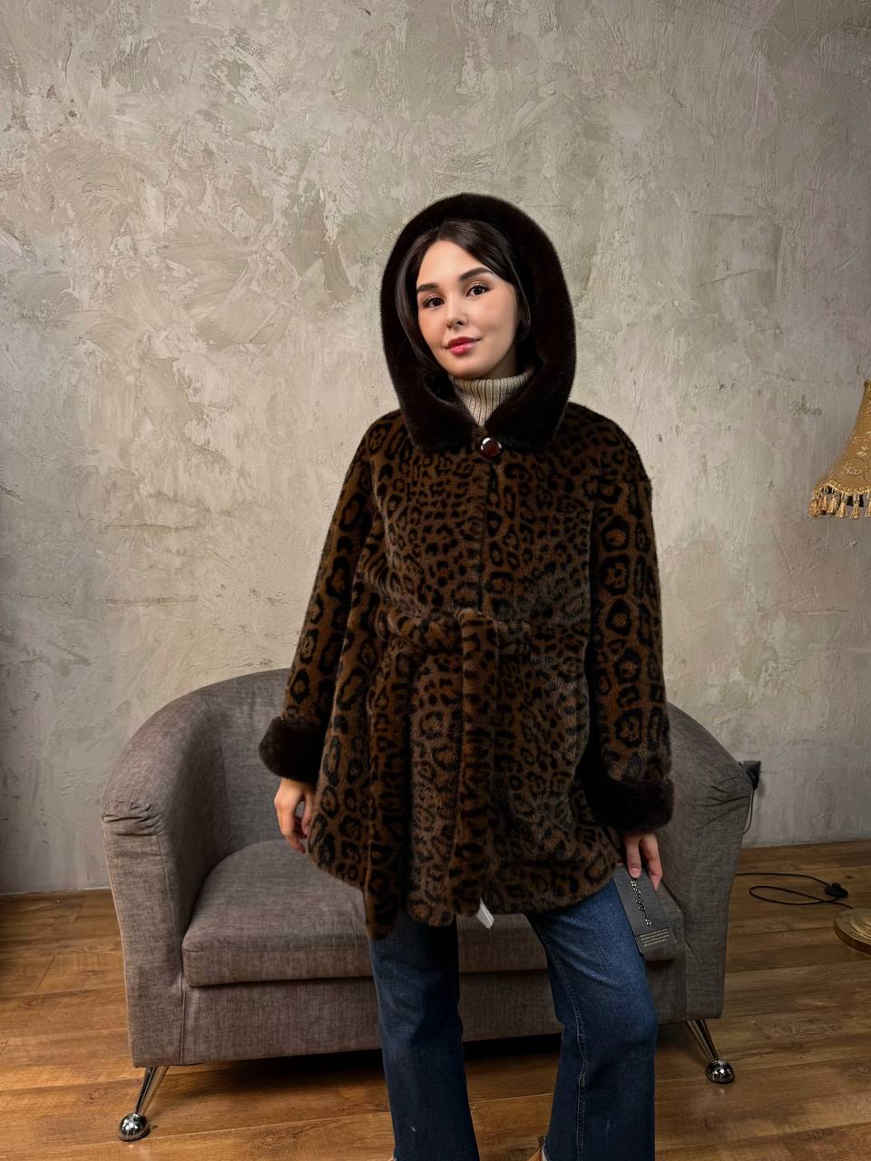 короткая леопард с каюшоном