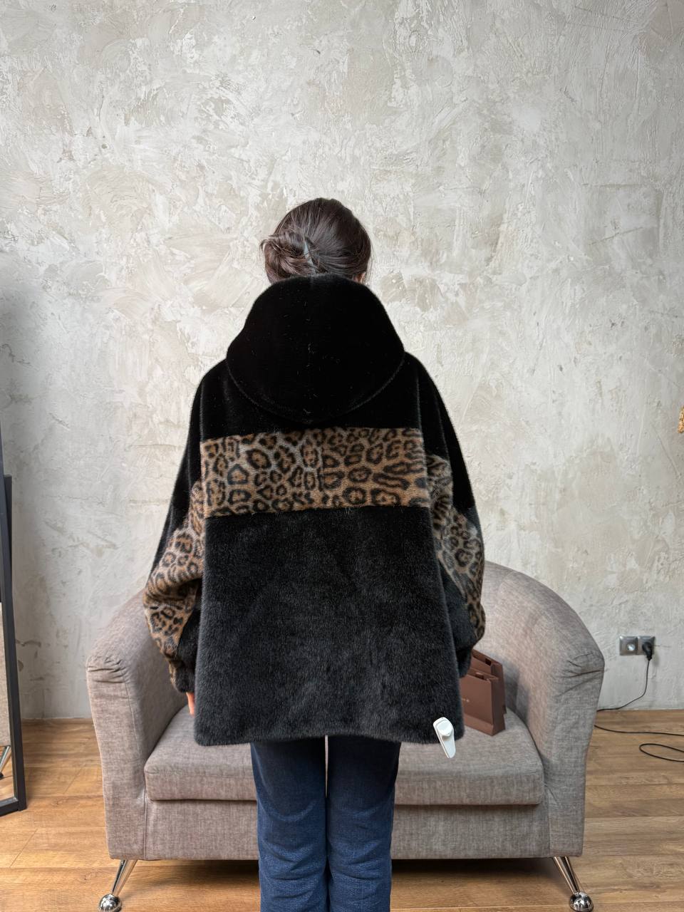 короткая с капюшоном автоледи леопадовые вставки